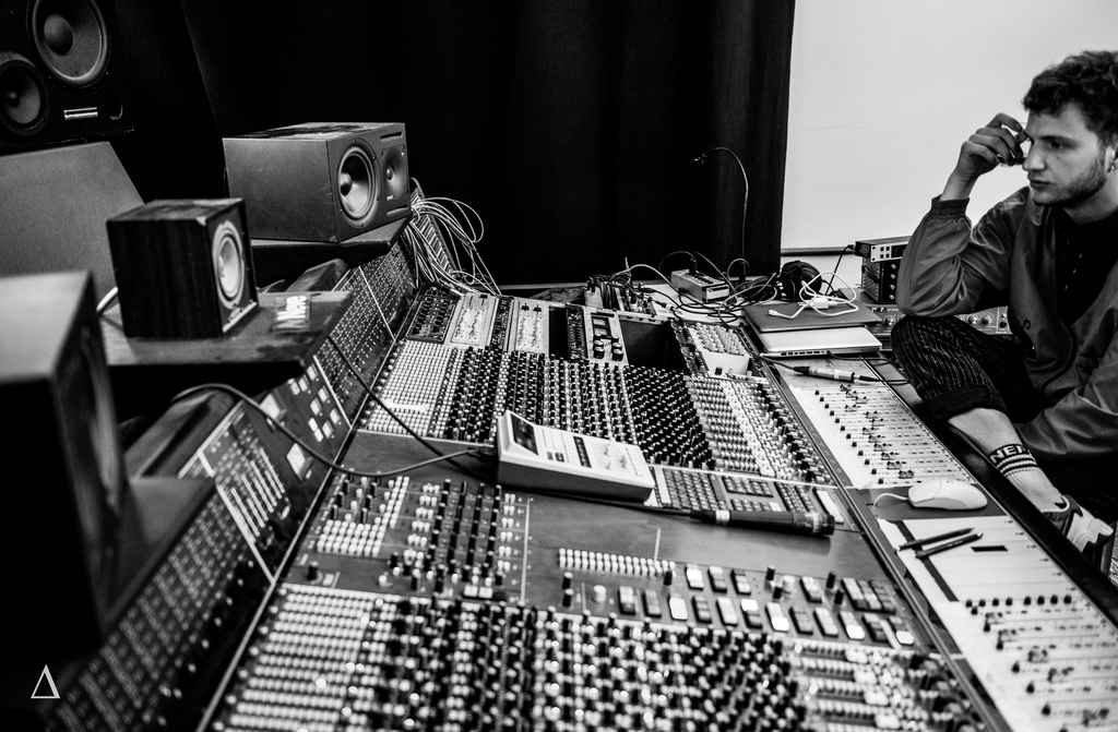 Apprenez et perfectionnez vos techniques de mixages dans l’environnement professionnel de notre partenaire : les studios de l’hacienda